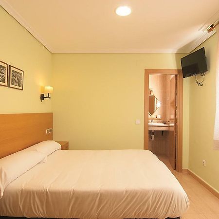 Hostal Los Batallones Torrejon de Velasco Exterior foto