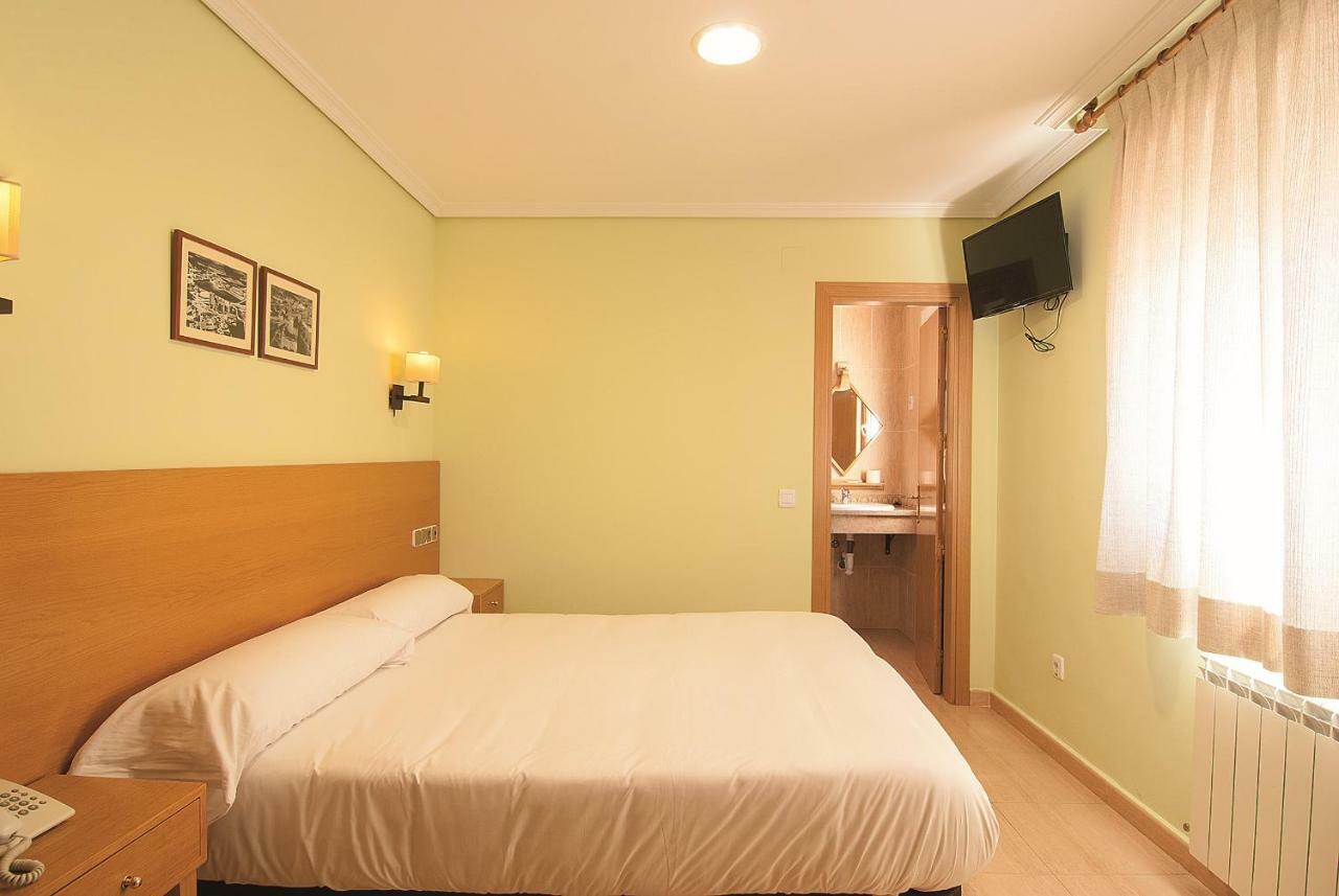 Hostal Los Batallones Torrejon de Velasco Exterior foto